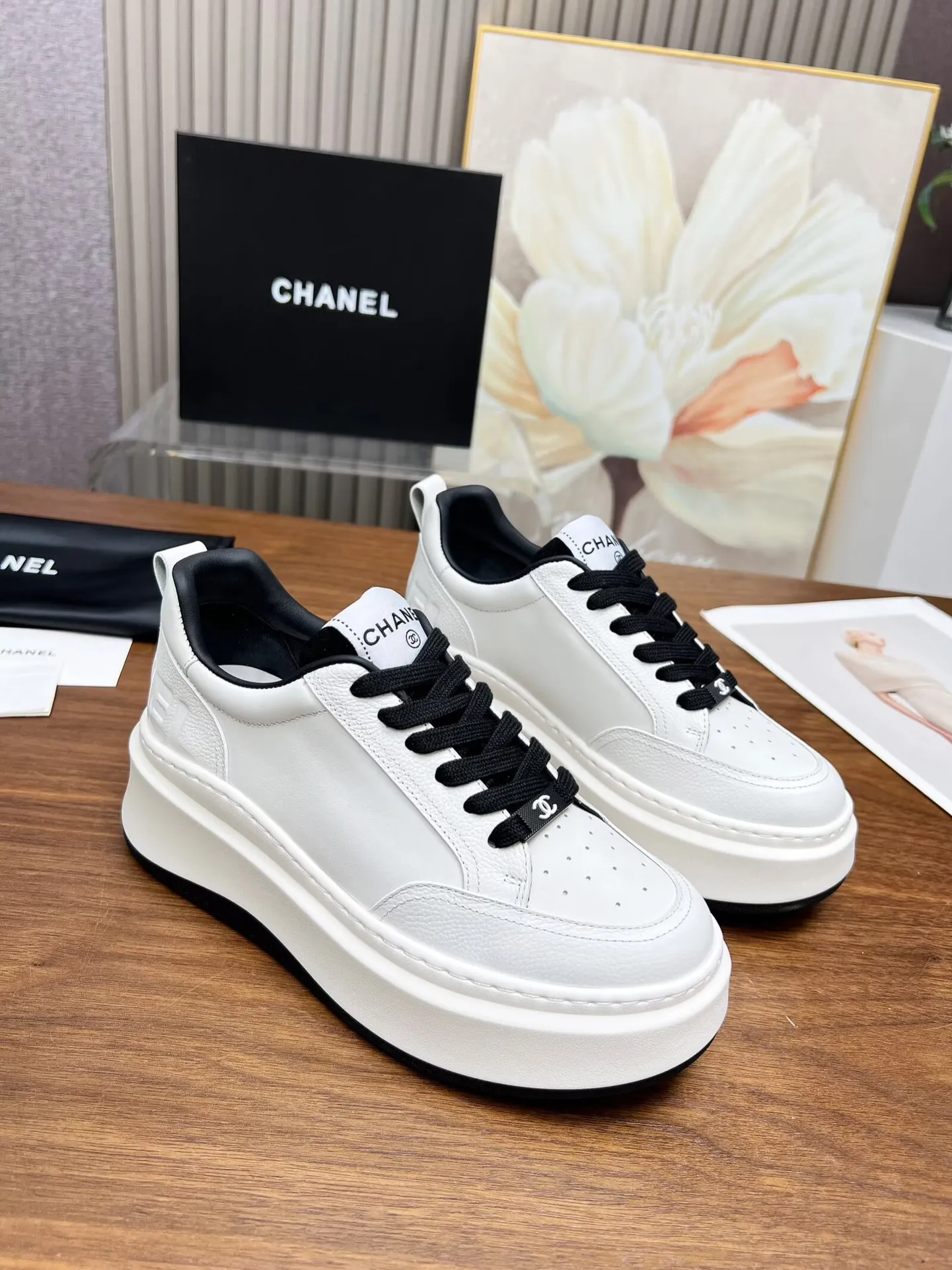👟👟Ex-factory price 460👟👟 New Chanel panda color white shoes, currently super popular thick-soled shape, very versatile, long and slim legs, super comfortable on the feet, elongating the entire body proportion [strong] Fabric: imported first-layer cowhide🐂 Lining: sheepskin Foot pads: cowhide Code number: 34 to 41 (34 and 41 need to be customized) Packaging: with card, cloth bag Color: black, white, pink